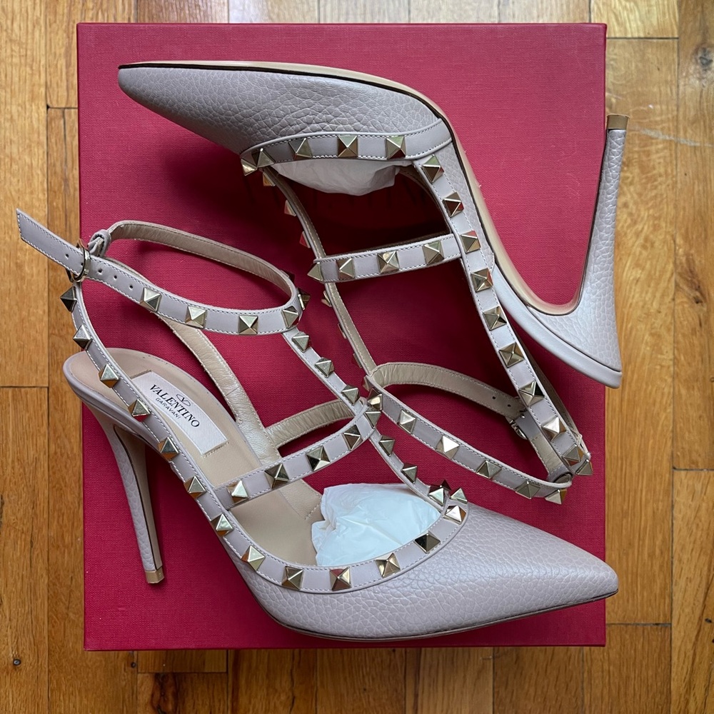 AUTHENTIC - Valentino Garavani - Rockstud Caged 100 Grainy leather beige pump.